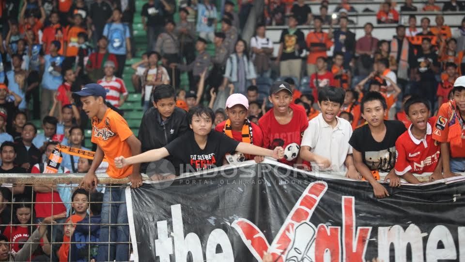 Suporter Persija Jakarta, The Jakmania, dilarang Asprov PSSI Jawa Timur untuk hadir menyaksikan laga final Piala Gubernur Jatim 2020. Copyright: © Herry Ibrahim/Indosport